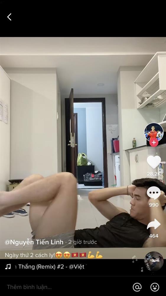 Tiến Linh tập thể dục ở khu cách ly, dân mạng yêu cầu mặc thêm quần-2