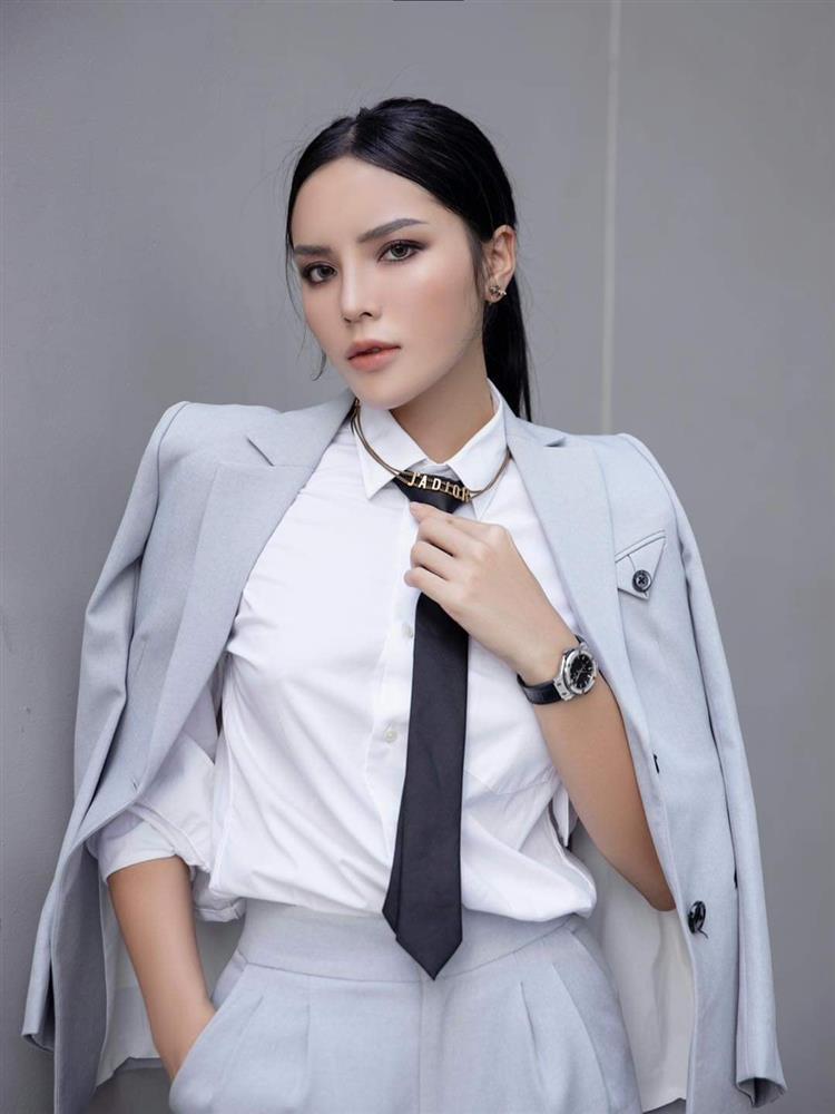 Tiểu Vy đeo 6 chiếc đồng hồ xa xỉ - Hòa Minzy cổ điển lại thấy đẹp!-5