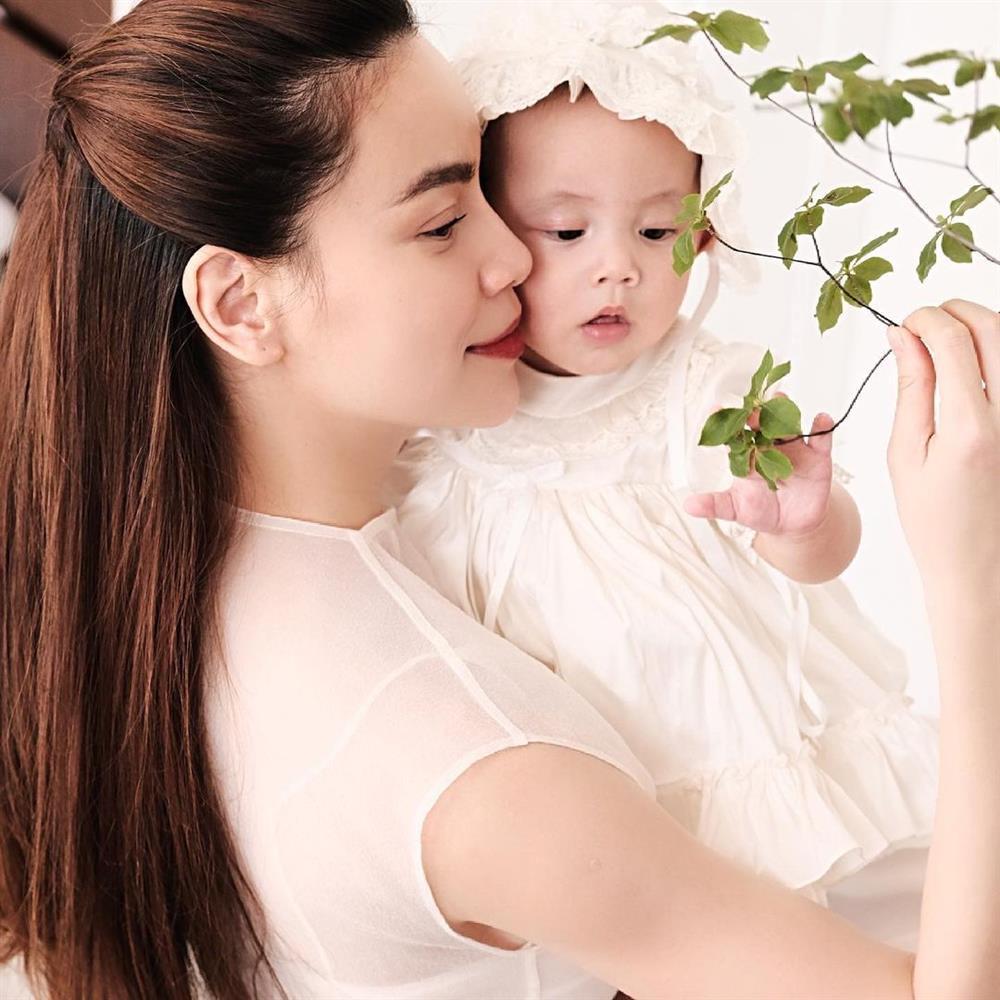 Kim Lý tắm cho con gái, Hồ Ngọc Hà: Đố ai sau này yêu được bà Lisa-5