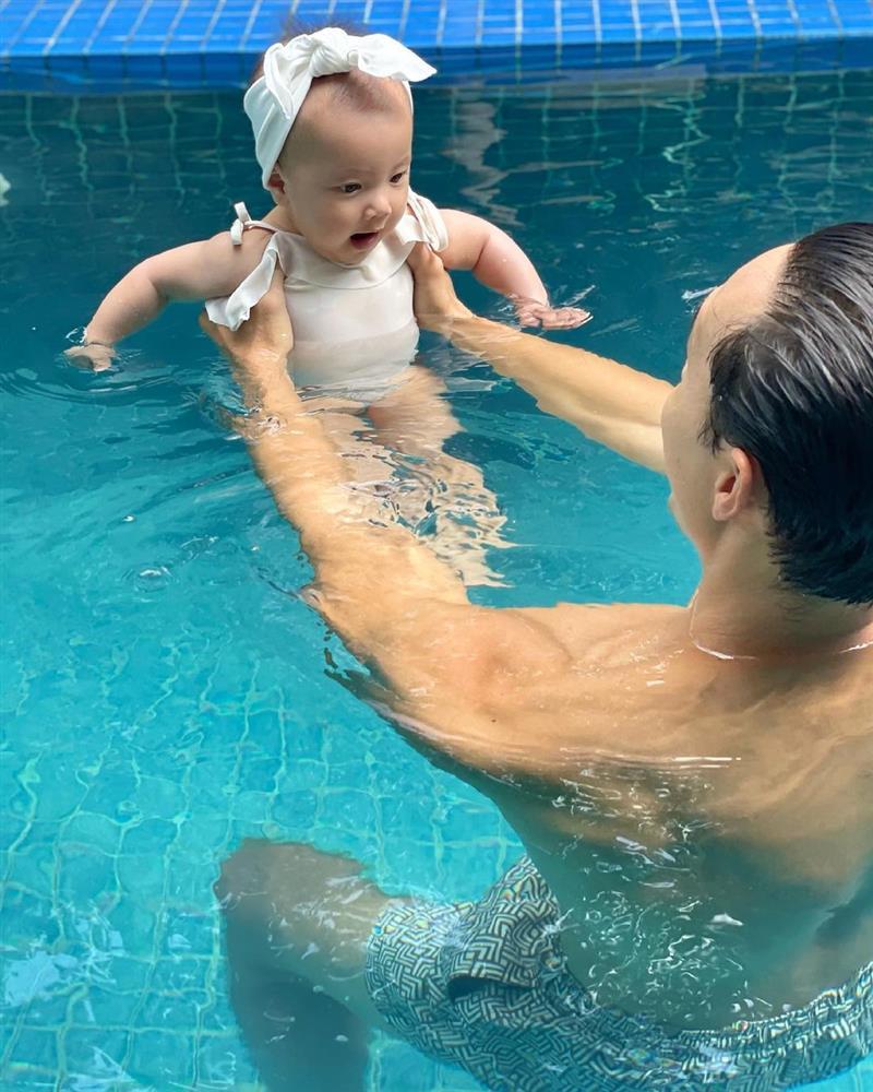 Kim Lý tắm cho con gái, Hồ Ngọc Hà: Đố ai sau này yêu được bà Lisa-3