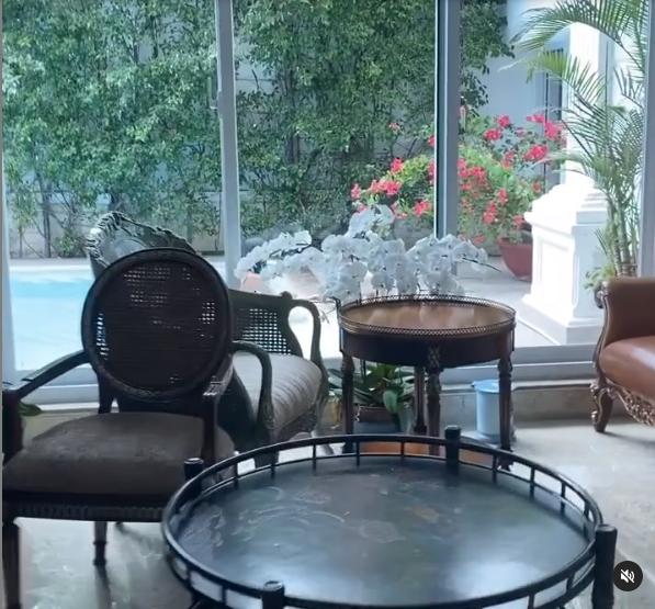 Xoài nhà Phượng Chanel to cỡ nào mà đập vỡ kính xe Mẹc dễ như bỡn?-16