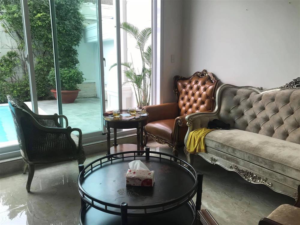 Xoài nhà Phượng Chanel to cỡ nào mà đập vỡ kính xe Mẹc dễ như bỡn?-19