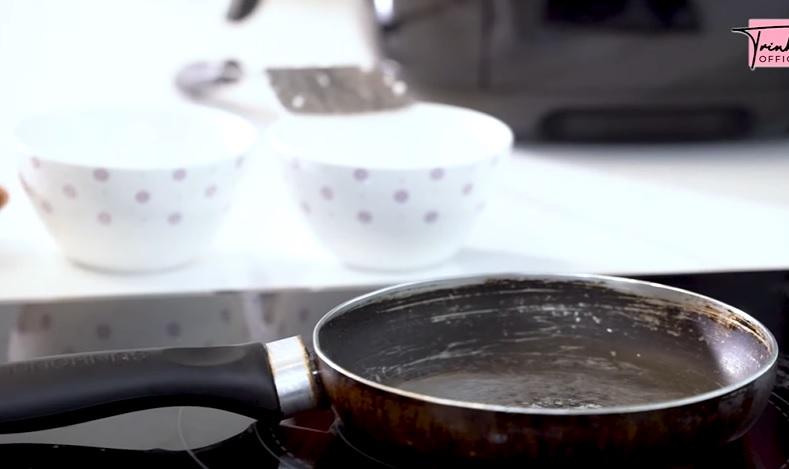 Ngọc Trinh làm vlog nấu ăn, nhà chỉ có tiền mà dùng chảo như đồng nát-2