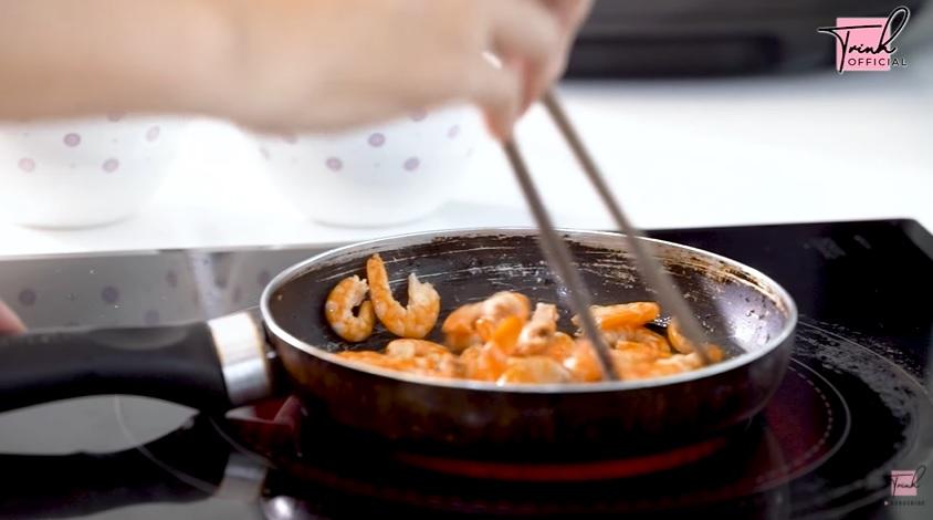 Ngọc Trinh làm vlog nấu ăn, nhà chỉ có tiền mà dùng chảo như đồng nát-3