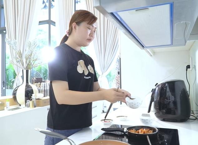 Ngọc Trinh làm vlog nấu ăn, nhà chỉ có tiền mà dùng chảo như đồng nát-4