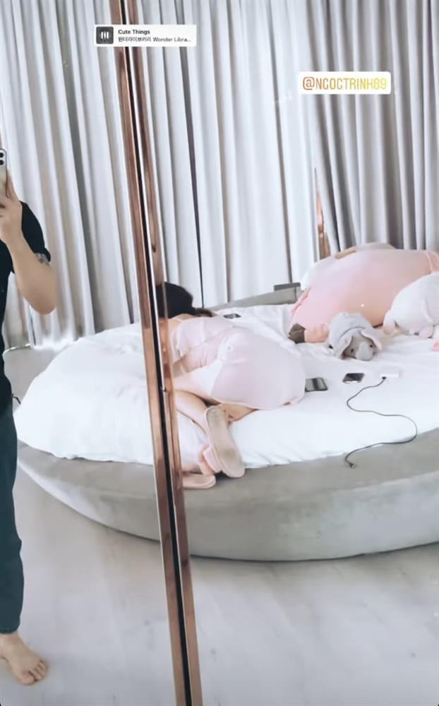 Ngọc Trinh làm vlog nấu ăn, nhà chỉ có tiền mà dùng chảo như đồng nát-5