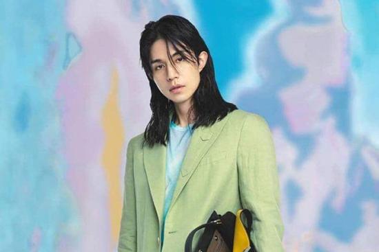 Lee Dong Wook để tóc dài thướt tha như nữ nhi