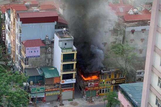 Cháy quán cháo lòng giữa nắng nóng 39 độ C