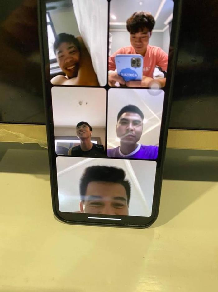 Cách nhau vài bước chân, tuyển Việt Nam vẫn phải tâm sự qua video call-1