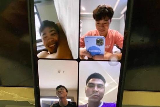 Cách nhau vài bước chân, tuyển Việt Nam vẫn phải tâm sự qua video call