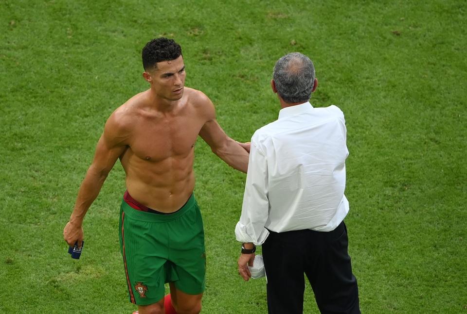Ronaldo lột áo tặng fan: Ngã gục với body 6 múi sầu riêng-9