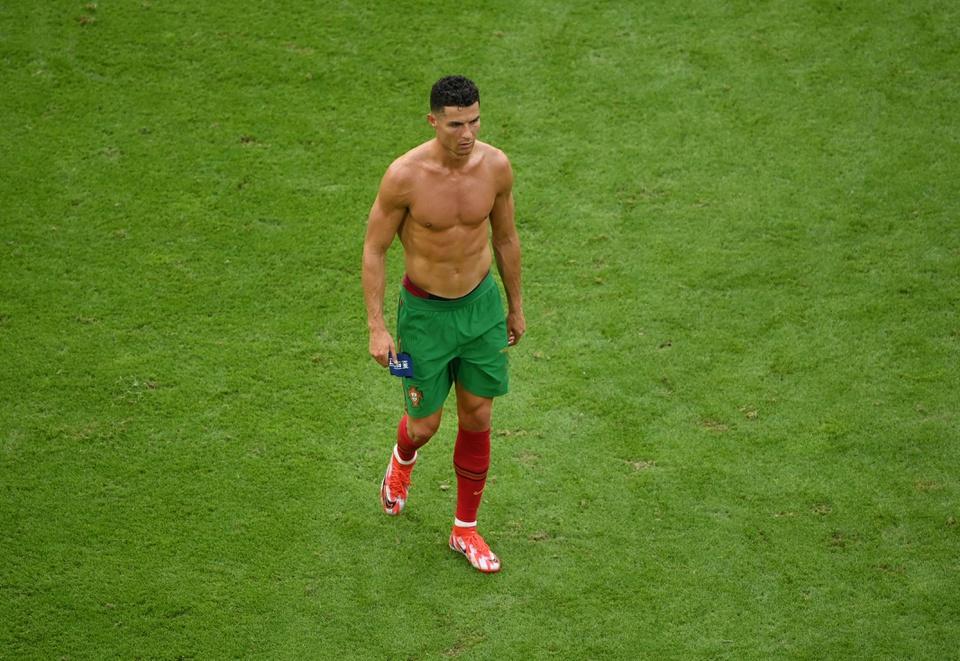 Ronaldo lột áo tặng fan: Ngã gục với body 6 múi sầu riêng-10