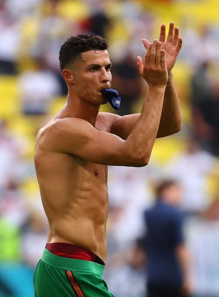 Ronaldo lột áo tặng fan: Ngã gục với body 6 múi sầu riêng-8