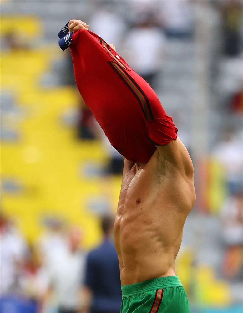 Ronaldo lột áo tặng fan: Ngã gục với body 6 múi sầu riêng-2
