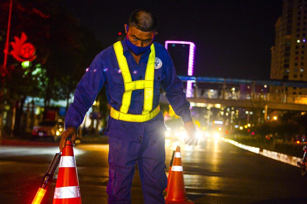 Hàng chục công nhân xuyên đêm di chuyển hàng cây phong lá đỏ trên đường Trần Duy Hưng-1