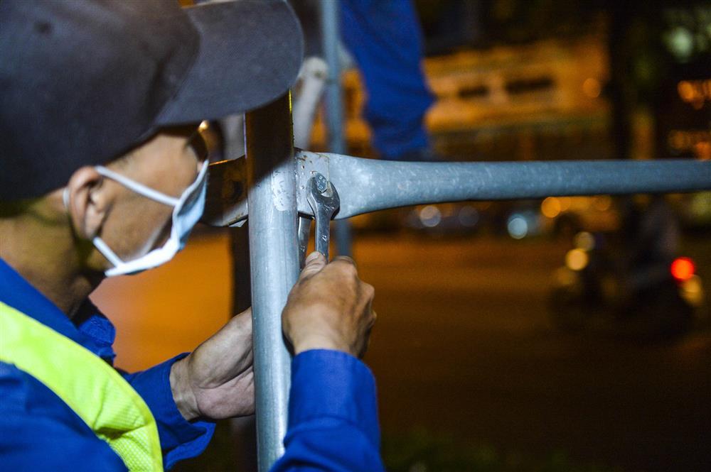 Hàng chục công nhân xuyên đêm di chuyển hàng cây phong lá đỏ trên đường Trần Duy Hưng-3