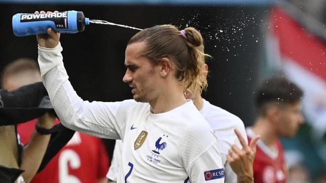 Chuyện tình Hoàng tử bé nước Pháp với vợ hơn tuổi: Mặt dày 2 năm mới cưa đổ!-1