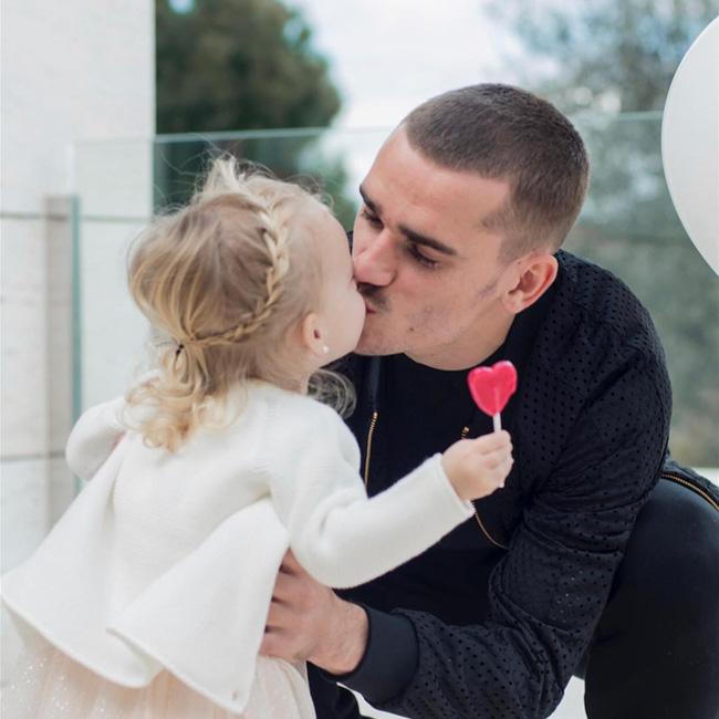 Chuyện tình Hoàng tử bé nước Pháp với vợ hơn tuổi: Mặt dày 2 năm mới cưa đổ!-4