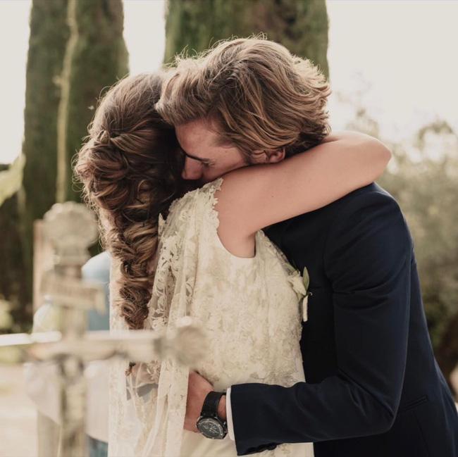 Chuyện tình Hoàng tử bé nước Pháp với vợ hơn tuổi: Mặt dày 2 năm mới cưa đổ!-5