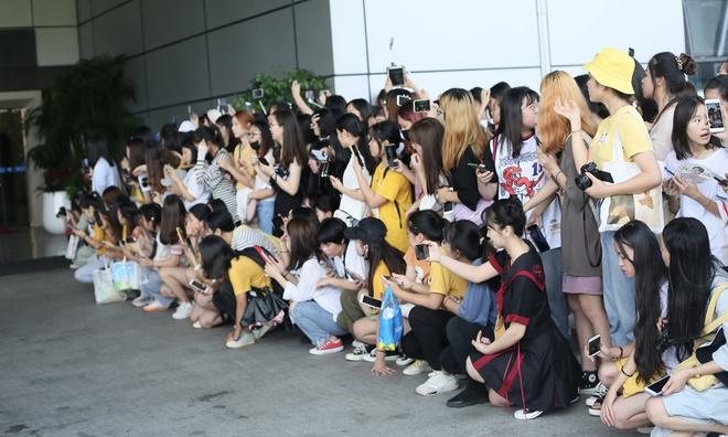 Sân bay Trung Quốc thu phí fan chờ gặp thần tượng-1