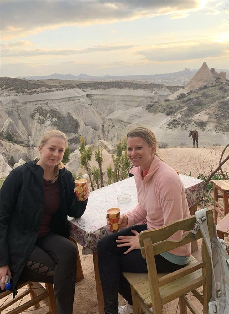 Hai cô gái trở thành bạn thân sau khi phát hiện yêu chung một người-2