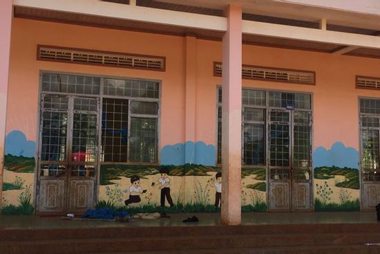 Thi thể thiếu nữ phân hủy trong trường học