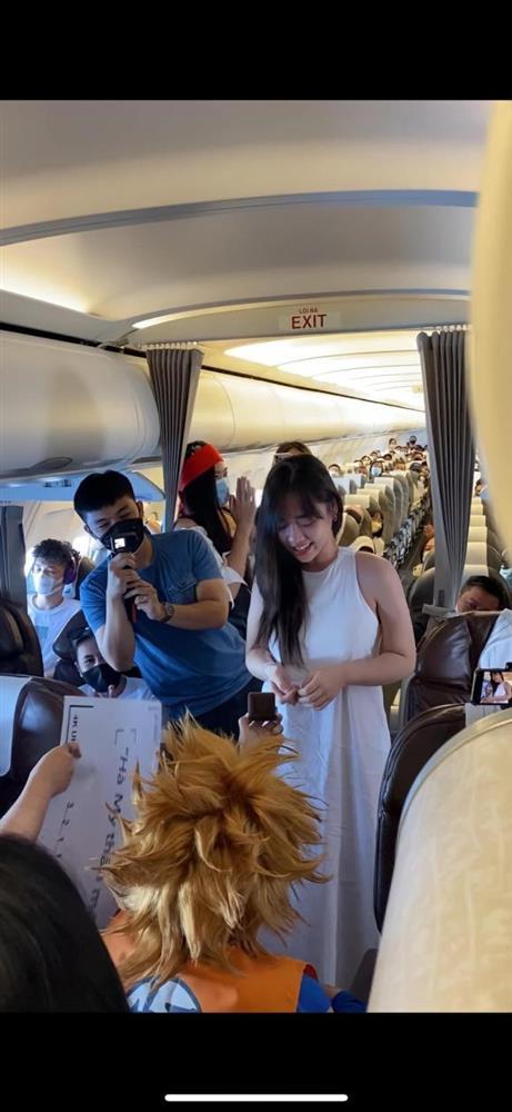 Hậu trường siêu lầy của nữ MC được bạn trai cầu hôn trên máy bay-4