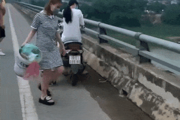 Clip: 2 hotgirl hồn nhiên đổ chất thải xuống sông như bãi rác công cộng