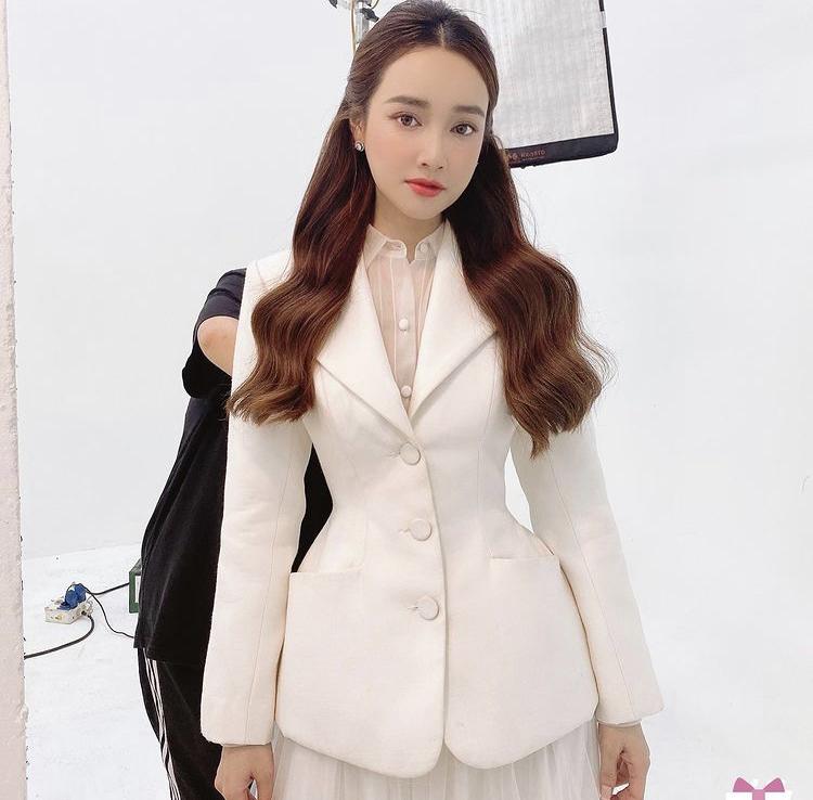 Dù bao năm qua đi, gu thời trang Nhã Phương vẫn một màu nhàm chán-9