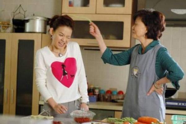 Mẹ chồng hất bát nước chấm mắng con dâu ích kỷ, con trai nói câu bà đỏ mặt-1