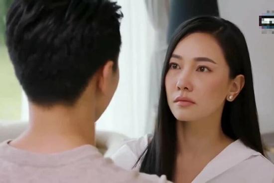 Vừa tuyên bố ly hôn cô vợ 'ăn bám', chồng ngã ngửa vì sự xuất hiện của chiếc xe sang