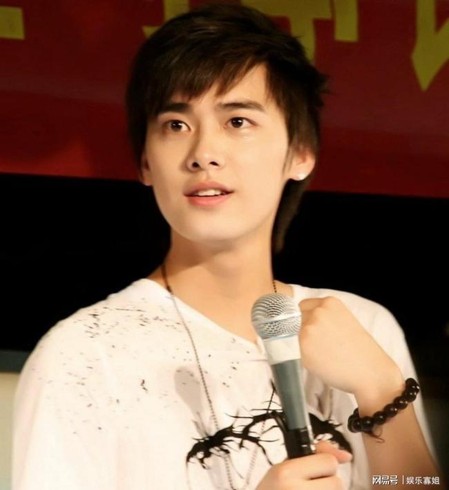 Lý Dịch Phong thời đi học phát khổ vì quá đẹp trai-4