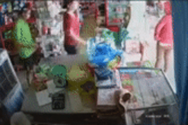 Clip: Không đeo khẩu trang bị mời ra ngoài, 2 cô gái gân cổ cãi cành cạch-2