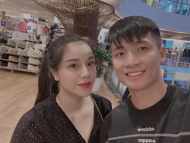 Đại chiến chiều vợ team cầu thủ: Người tặng đồ hiệu, người đóng phim vì bà xã-1