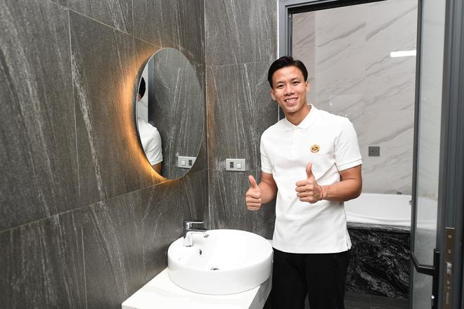 Đại chiến chiều vợ team cầu thủ: Người tặng đồ hiệu, người đóng phim vì bà xã-19