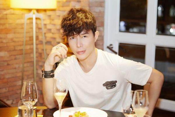 Nathan Lee ngơ ngác bật ngửa vì cơn mưa tiền từ dàn hậu cưng!-4