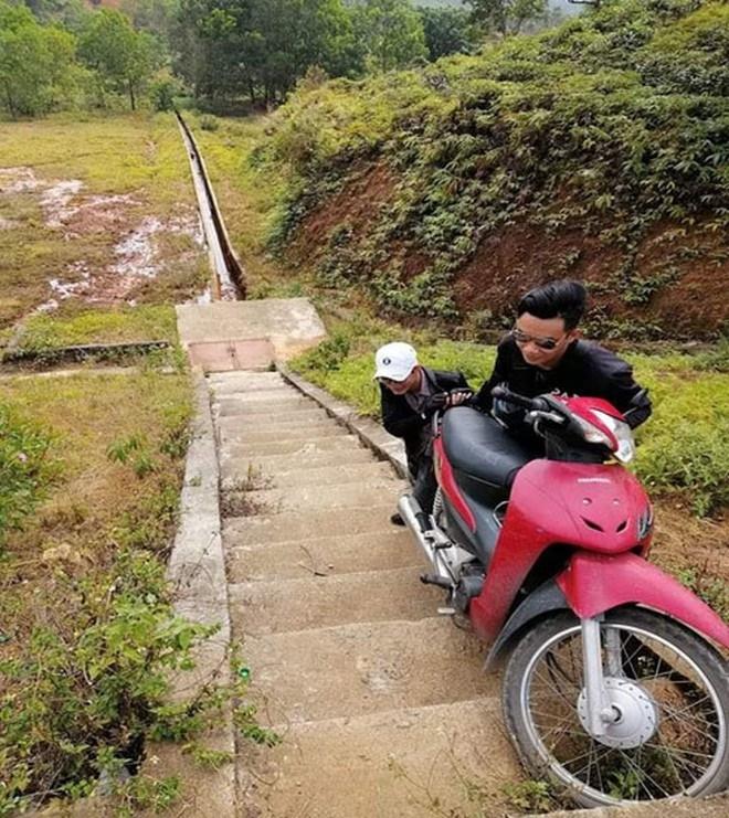 Đi giao đồ ăn, shipper khiếp vía khi đứng trước nhà chủ-8