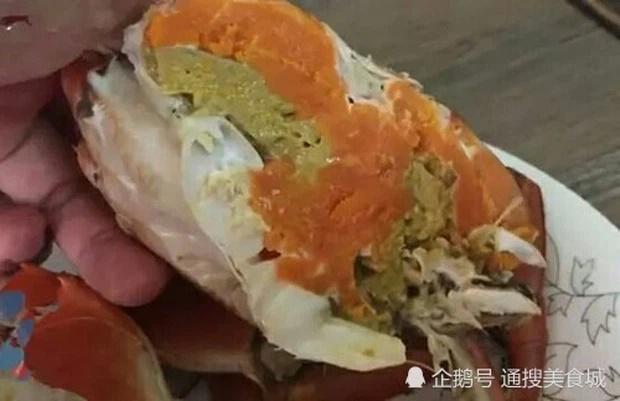 Vun vén cả tháng lương mới dám mua con cua 2 triệu, anh chàng hồi hộp cắt ra và cái kết nín thở-3