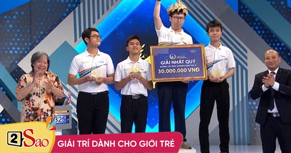 Quán quân Olympia 2019 hành động khó hiểu khi đàn em thua cuộc