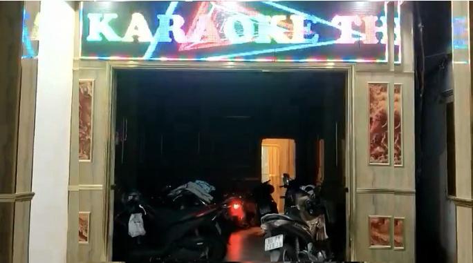 2 cô gái khỏa thân phục vụ 20 khách hát karaoke: Chủ quán bỏ trốn!-2