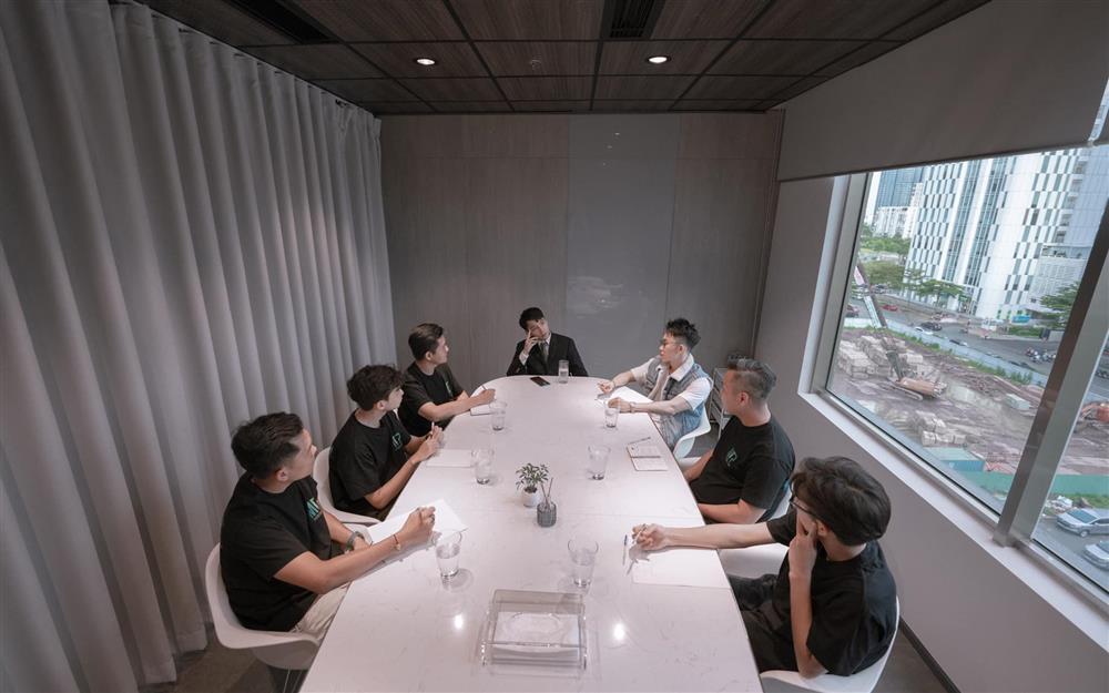 Chủ tịch công ty Sơn Tùng MTP đi đôi tất giá cũng khiến người ta giật mình-1