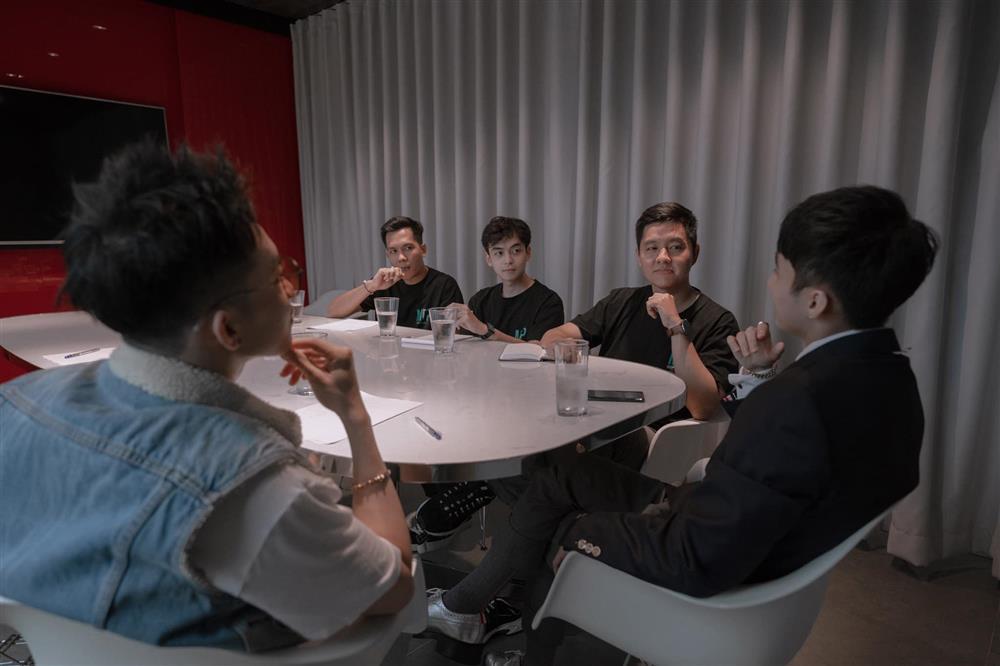 Chủ tịch công ty Sơn Tùng MTP đi đôi tất giá cũng khiến người ta giật mình-2