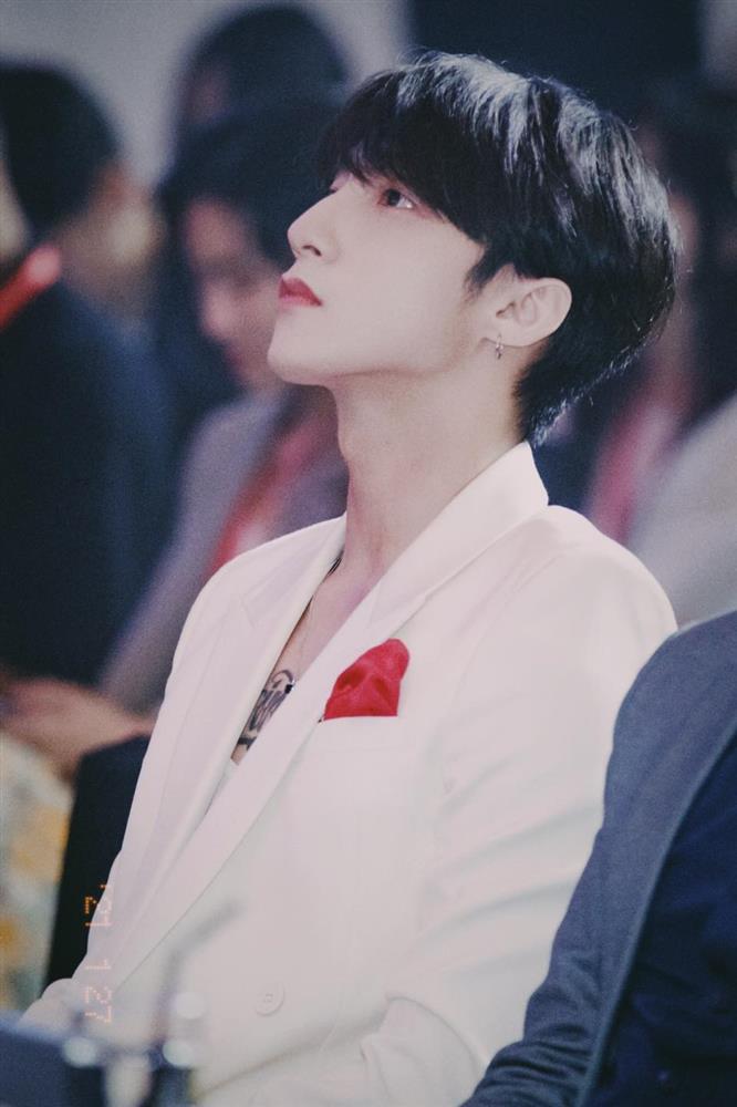 Chủ tịch công ty Sơn Tùng MTP đi đôi tất giá cũng khiến người ta giật mình-3