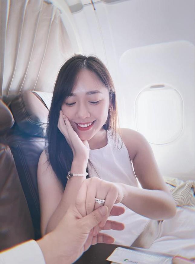 Vẻ gợi cảm của nàng BTV được CEO hơn 16 tuổi cầu hôn trên máy bay-3