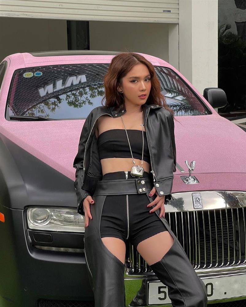 Ngọc Trinh và Lily Chen cùng chơi xe hệ black-pink: Ai đẳng cấp hơn?-5