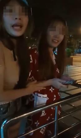 Clip: Không đeo khẩu trang bị mời ra ngoài, 2 cô gái gân cổ cãi cành cạch-1