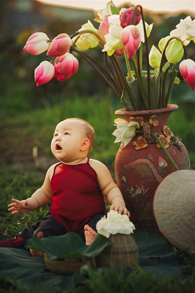 Khóc ngất bên hoa sen, công chúa 9 tháng tuổi biểu cảm ôi quá hài-3