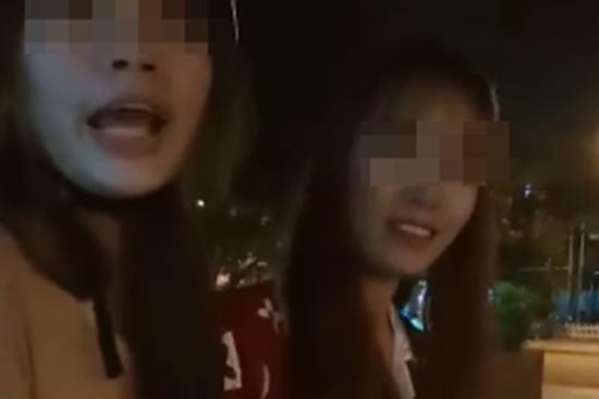 Clip: Không đeo khẩu trang bị mời ra ngoài, 2 cô gái gân cổ cãi cành cạch