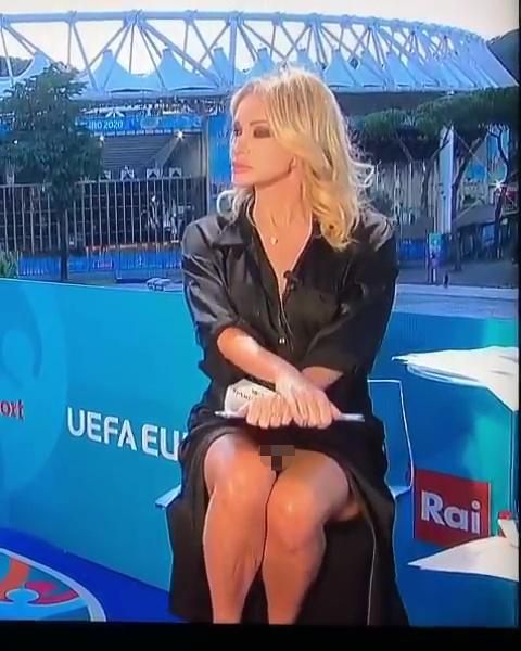 Nữ MC nóng bỏng vắt chân hớ hênh, lộ việc không mặc nội y dẫn bản tin Euro-1