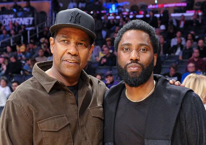 John David Washington - phải, tài tử phim Tenet nổi tiếng - là con trai của ngôi sao gạo cội Denzel Washington. Trước khi bắt đầu sự nghiệp diễn xuất, David là cầu thủ bóng bầu dục, từng ký hợp đồng với St. Louis Rams. Trong cuộc phỏng vấn với Mr Porter, anh tiết lộ không dám nhận cha trong giai đoạn đầu sự nghiệp vì sợ bị so sánh. Gần đây, ngoài Tenet, nam diễn viên gây ấn tượng với 